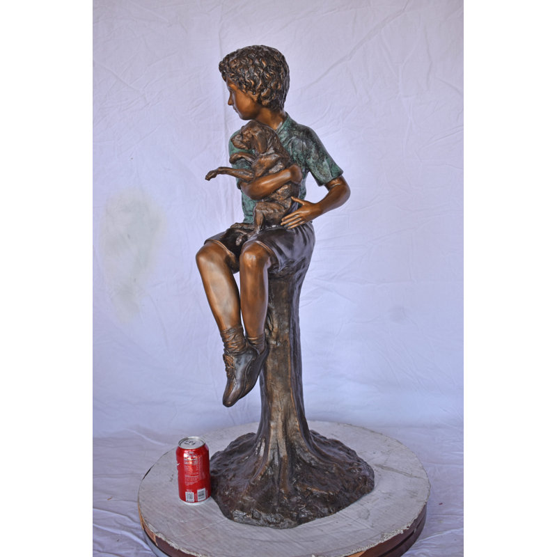 Statue en bronze d'un garçon assis sur une bûche avec son chiot - Taille: L 15 po x l 15 po x H 35 po.
