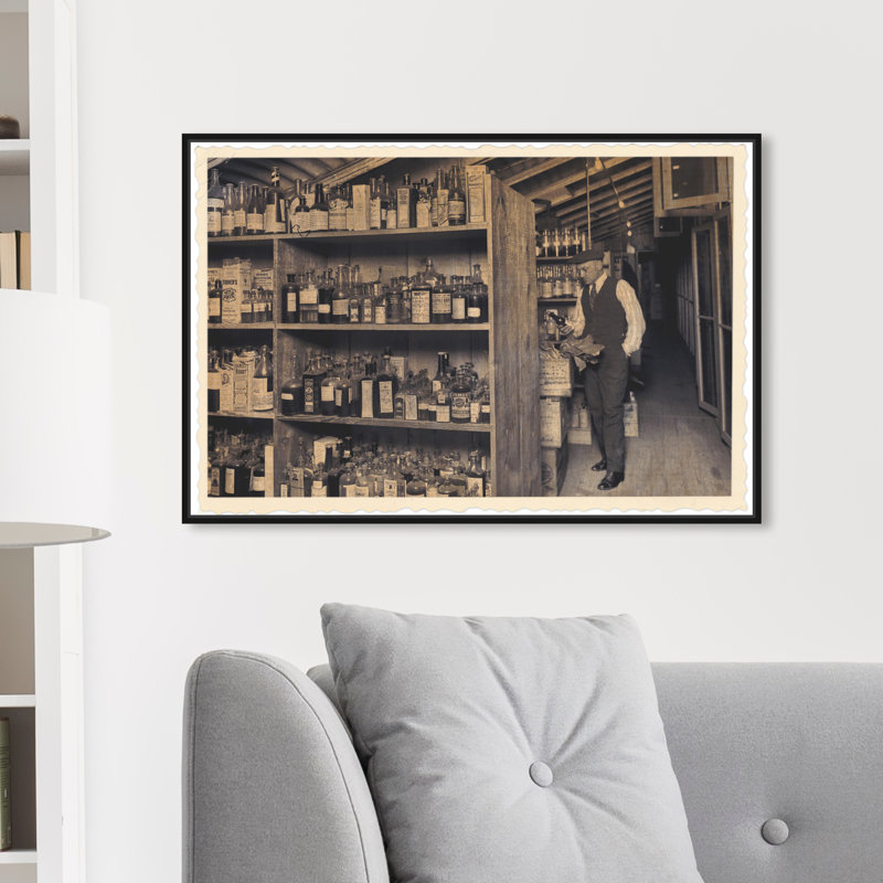 «All Ceux Old Bottles», reproduction de photo sur toile tendue, H 36 po x l 54 po, Cadre noir