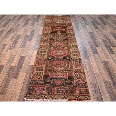 Tapis brun clair 2 pi 7 po x 8 pi 9 po brun perse du nord-ouest avec un motif géométrique distinct, 100% laine, noué à la main, recadrée, usé et patiné, côtés et extrémités professionnellement sécurisés, tapis de couloir oriental