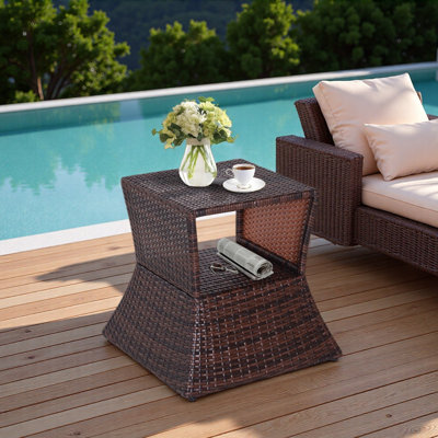 Table de bout en rotin et osier avec parasol et rangement à 2 niveaux