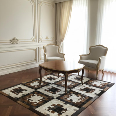 Tapis brun et blanc en peau de vache, patchwork géométrique
