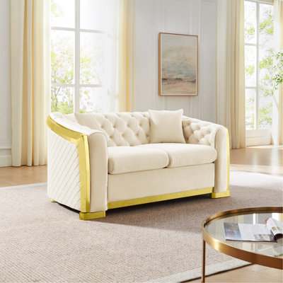 Canapé Chesterfield luxueux en velours capitonné luxueux de 62 po pour le salon avec décoration en acier inoxydable doré et 2 coussins, beige