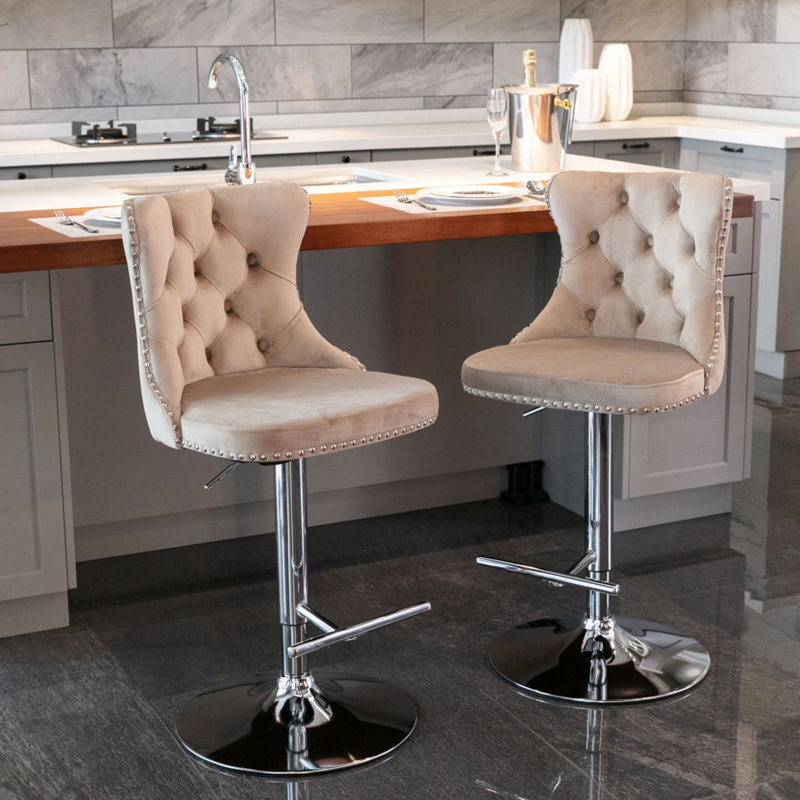 Tabourets de bar pivotants en velours avec hauteur de siège réglable, base chromée moderne, dossiers capitonnés confortables pour la maison et la cuisine (ensemble de 2)