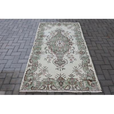 Tapis turc vintage fabriqué à la main en vert et beige pour un décor de chambre à coucher de style bohémien et un rehaussement de sol unique