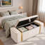 Banc ottoman moderne rembourré avec compartiment de rangement dissimulé, couvercle rabattable et bandes décoratives en métal doré-1069937284-1069937286