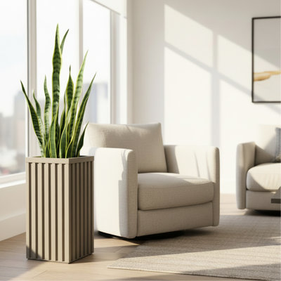 Pot à fleurs carré gris-brun avec poteaux Grove, aluminium léger conçu pour une utilisation prolongée, ouverture de drainage prédécoupée, finition thermolaquée de couleur unie et bois moderne, plateau intérieur réglable