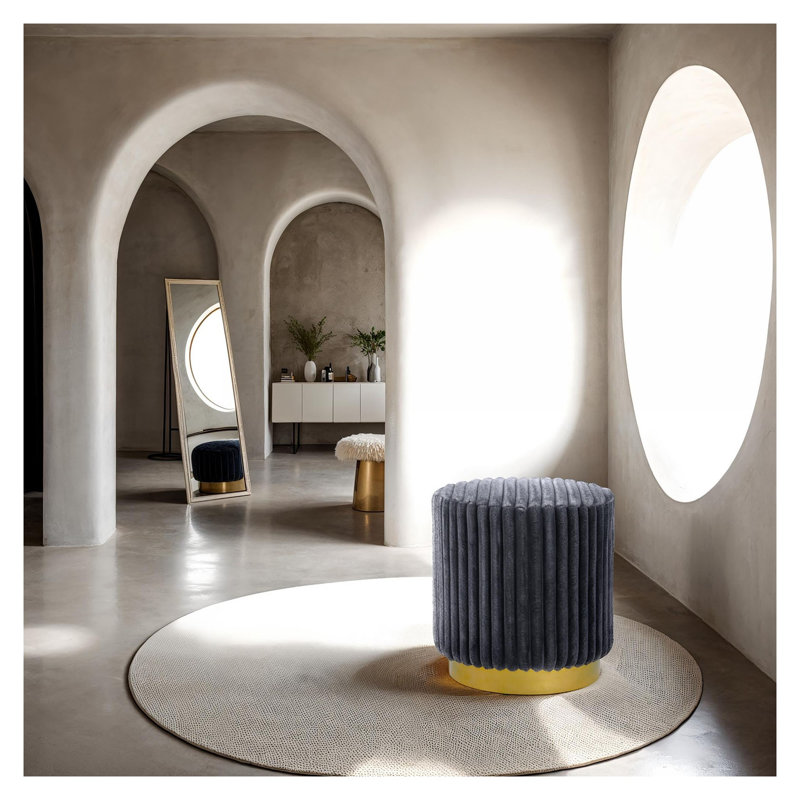 Tabouret décoratif contemporain de style contemporain avec un tissu semblable à de la fourrure gris foncé et une base en acier inoxydable doré