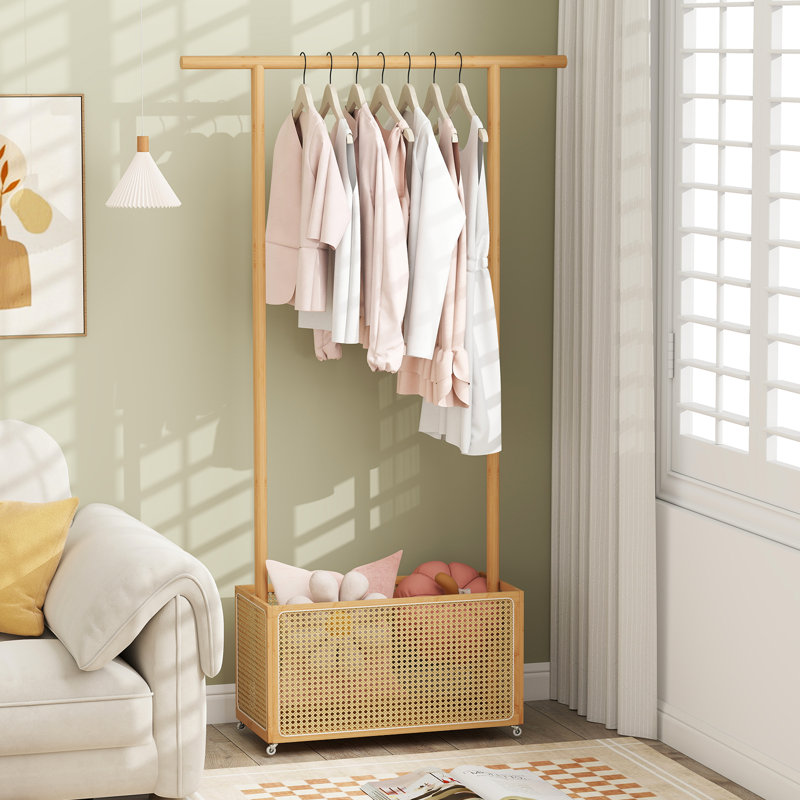 Portant à vêtements en bambou et rotin avec panier de rangement de 60 L et roues verrouillables, Naturel
