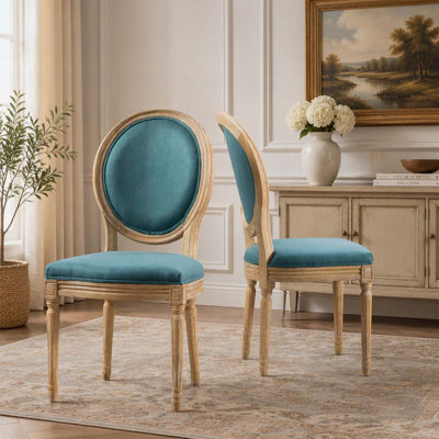 Chaises de salle à manger d'inspiration campagnarde française avec dossier rond, pieds cannelés et revêtement confortable en polyester pour des repas élégants.