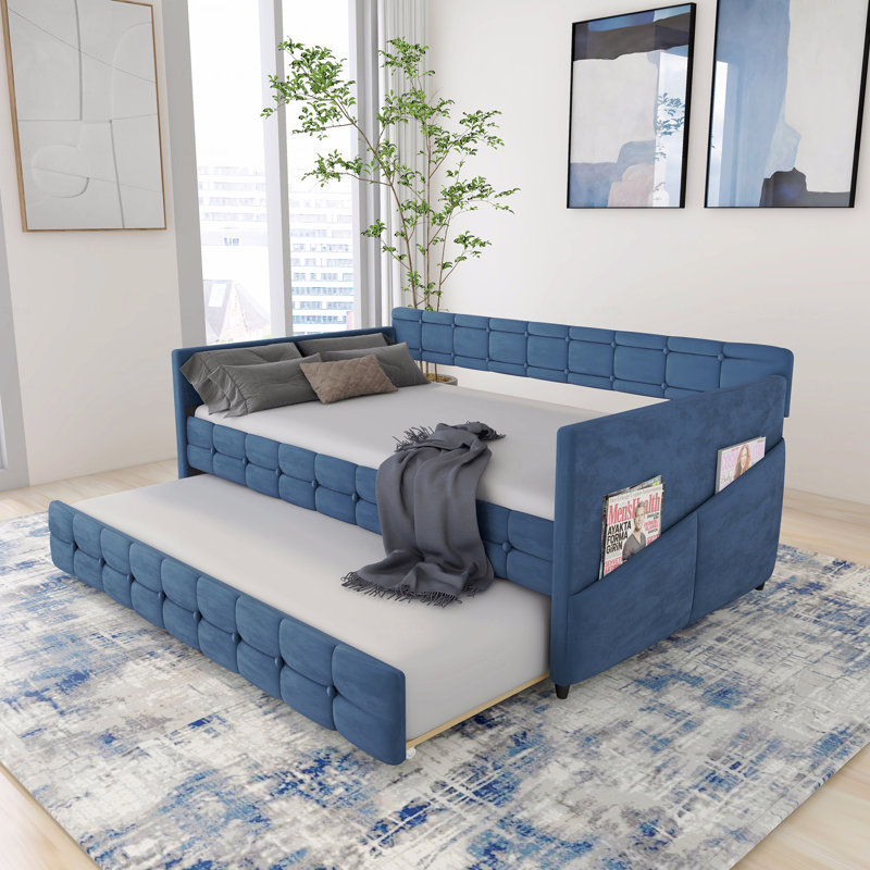 Lit simple avec lit de jour avec lit gigogne, revêtement bleu, tissu de velours, aucun sommier, modèles confortables et simples