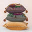 Coussin en velours à volants