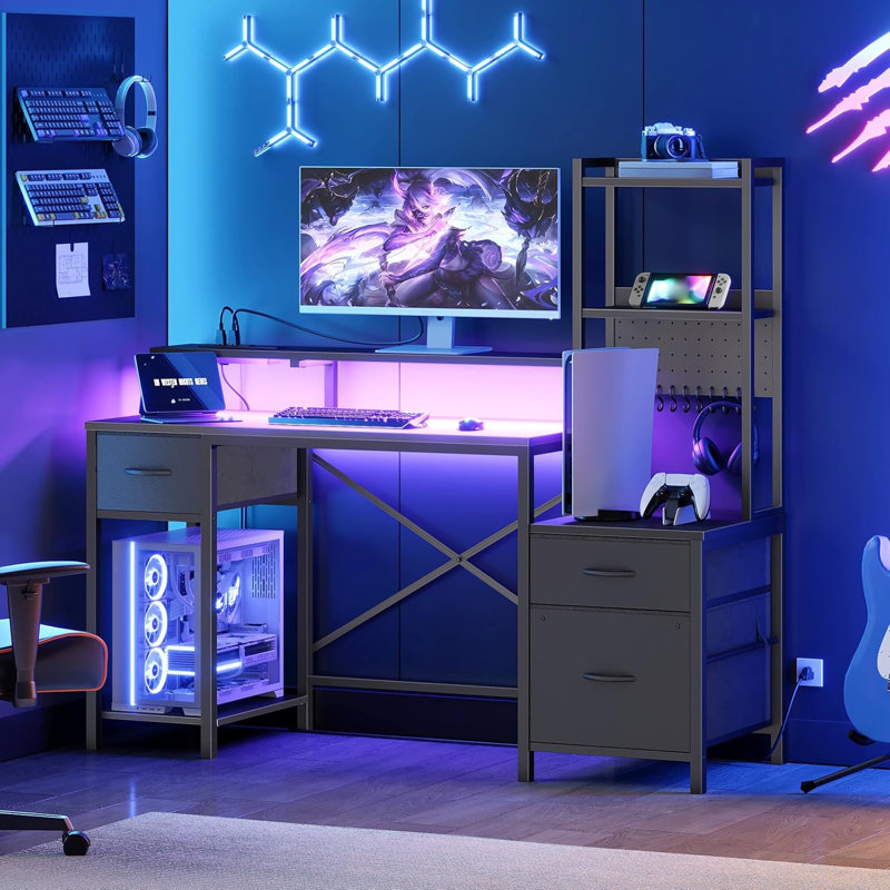Bureau de jeu de 55 po avec prise de courant et lumière DEL, bureau d'ordinateur avec tiroirs en tissu, tablettes de rangement et support pour écran, table de jeu industrielle avec crochet latéral