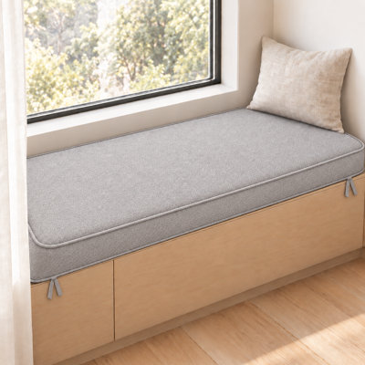 Coussin de banc sur mesure de 7,6 cm de hauteur, pour intérieur et extérieur, avec double passepoil et 2 attaches.