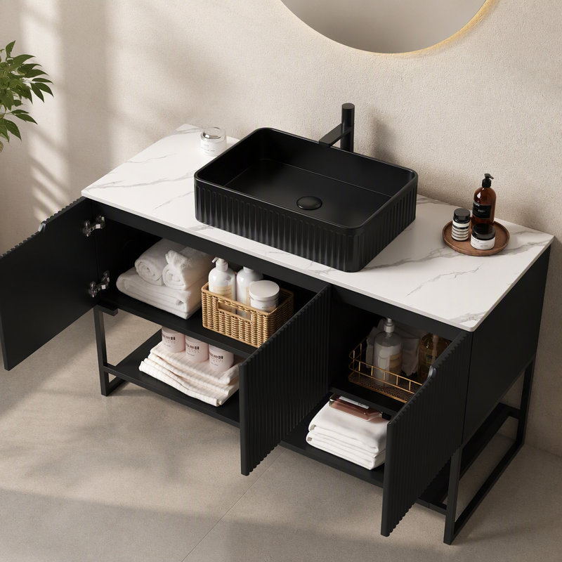 Ensemble de meuble-lavabo et de meuble-lavabo autoportant avec 3 portes et 3 tablettes ouvertes TULIO, lavabo rectangulaire en céramique noire et comptoir en pierre frittée blanc de Carrare, noir (nouveau SKU)