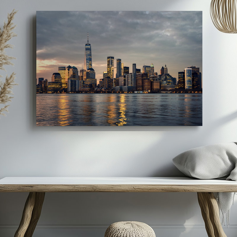 Toile, vue panoramique sur une ville animée au crépuscule, H 9 po x l 12 po