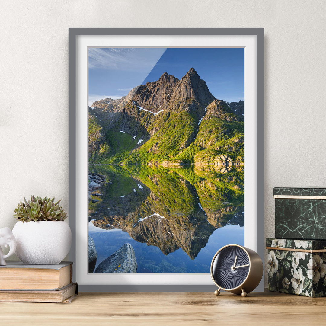 Gerahmtes Papierbild Berglandschaft mit Wasserspiegelung in Norwegen