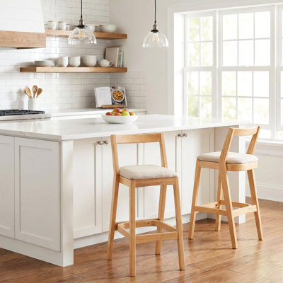 De 2 coussins en bois d'hévéa fabriqués à l'intérieur avec une finition naturelle et un coussin en tissu beige, une assise ergonomique et confortable, une structure stable pour une utilisation sécuritaire avec une finition, un revêtement, un confort de coussin et des pieds