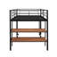 Lit mezzanine simple en métal avec bureau et tablettes, noir. Cadre. Conception classique pour la chambre à coucher. Par le biais de tablettes intégrées. Grand bureau sous le comptoir. Lattes robustes de garde-corps ajustées. Aucune fondation nécessaire-1941206356