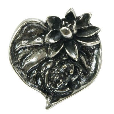 Nénuphars; grand nénuphar et grenouille avec grand calice