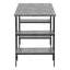 Bureau d'ordinateur moderne et industriel avec tablettes de rangement à plusieurs niveaux pour les espaces de travail compacts.