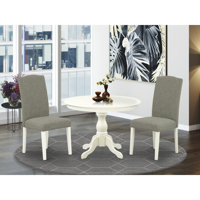 L'ensemble de table de salle à manger 3 pièces comprend une table de salle à manger ronde avec piédestal et 2 chaises Parsons en tissu Shitake foncé, lin blanc