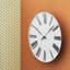 Horloge murale à chiffres romains-146939418