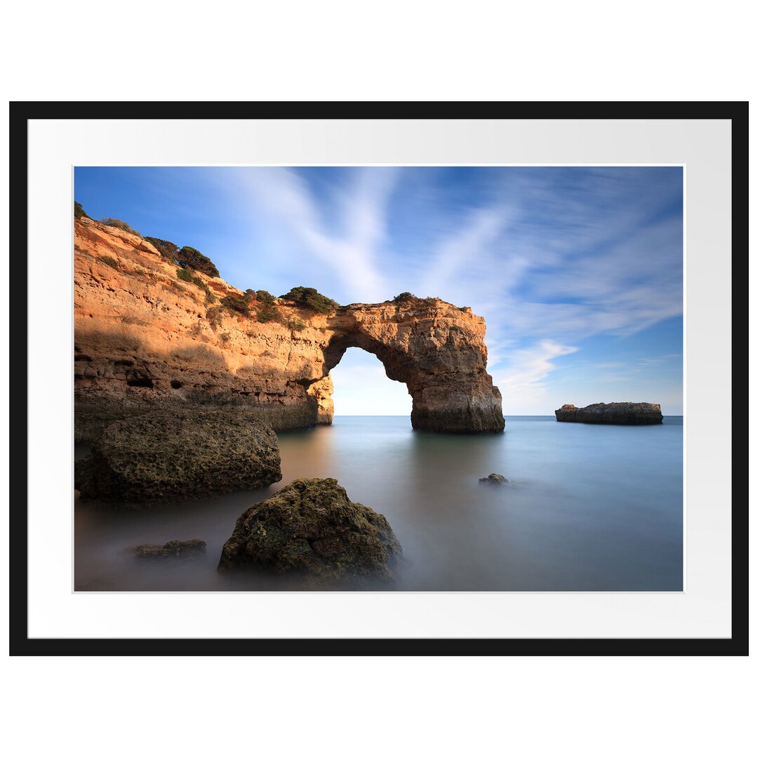 Gerahmtes Poster Riesiger Berg im Meer