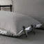 Housse de lit de jour réversible grise - 6 pièces avec housse en tissu écossais, chute de 15 pouces, taies décoratives et coussin décoratif, tissu en microfibre 6 style 3 à chevrons, lavable à la machine