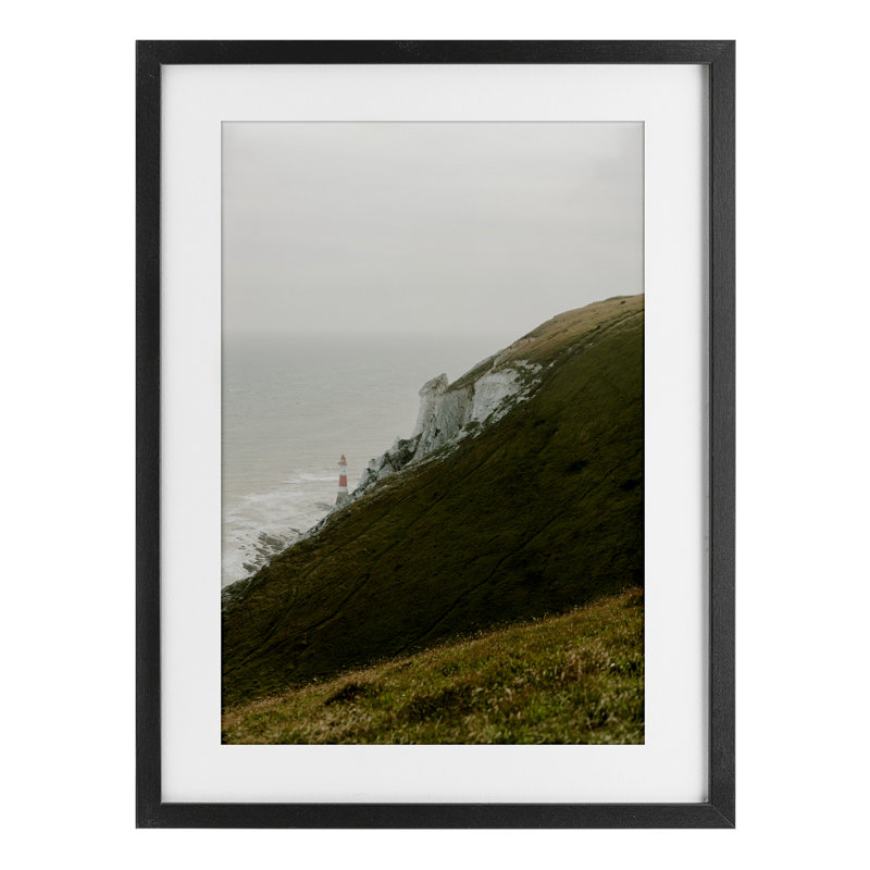 Reproduction sous verre encadrée d'un phare de Hillside Beachy Head, conception de Jade Sharp Photo, H 20 po x l 14 po
