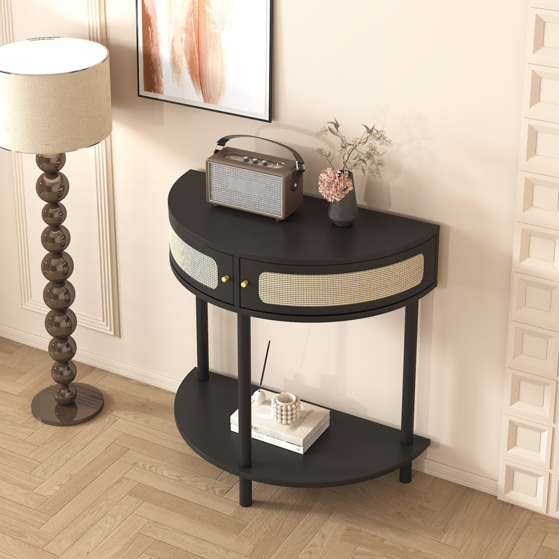 Petite table d'appoint demi-ronde avec construction et utilisation polyvalente, idéale pour une entrée ou une structure de rangement à extrémité circulaire, idéale