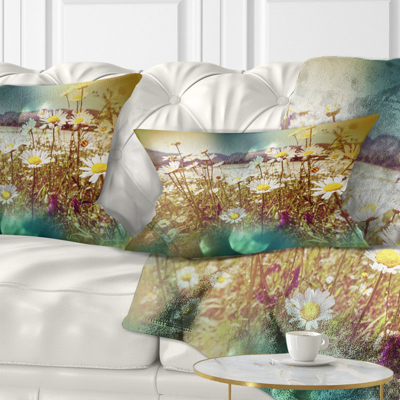 Fleurs de camomille dans un jardin d'été - Coussin décoratif imprimé paysage
