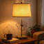 Lampe de table en métal avec détails floraux et base en bloc, beige et gris