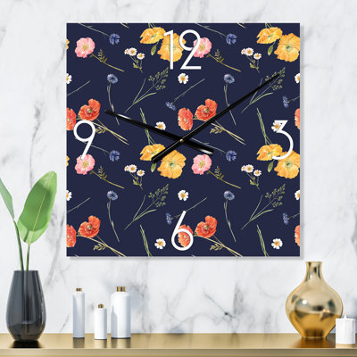 Horloge murale traditionnelle orange et jaune sur fond bleu foncé