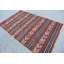 Tapis turc tissé à la main avec un motif rayé coloré dans un motif géométrique éclatant avec des rouges et des oranges riches pour un décor traditionnel