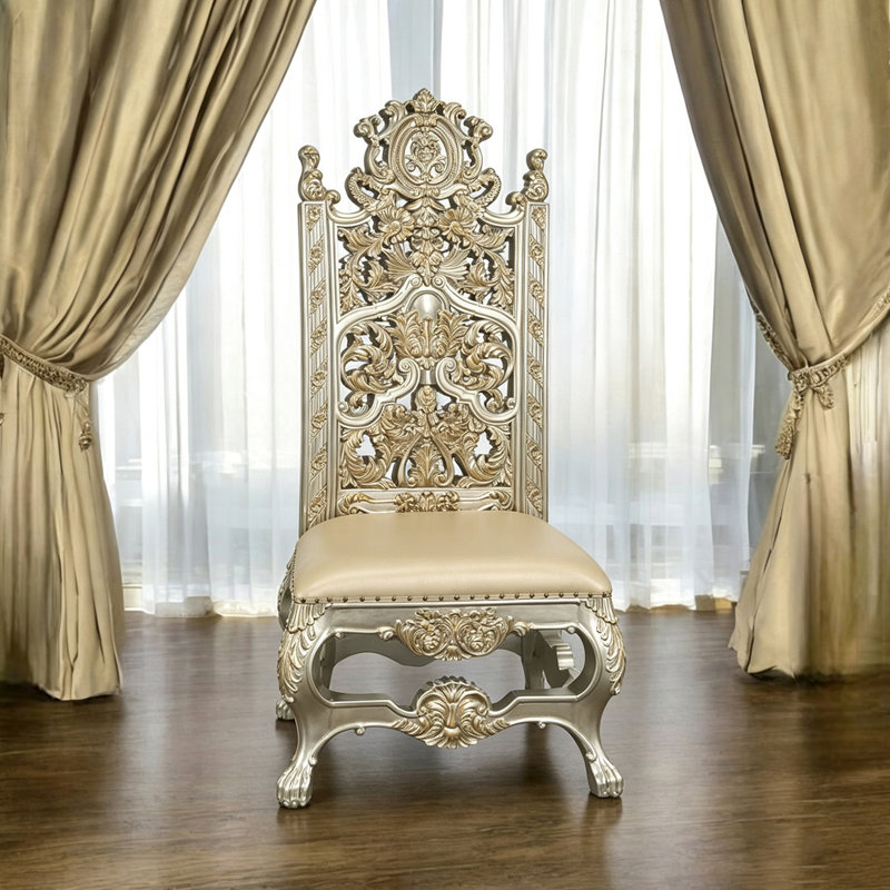 Fauteuil d'appoint sculpté orné