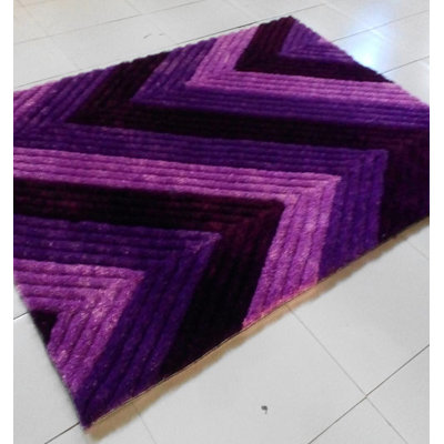Tapis mauve tissé à la machine