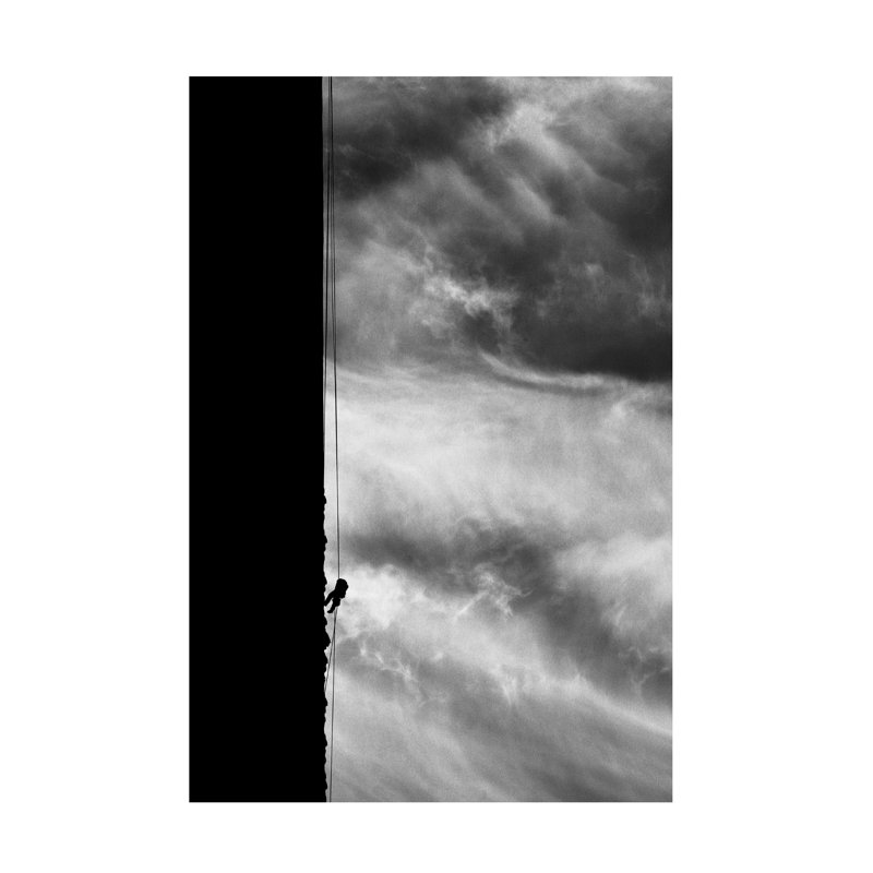 Art mural sur toile tendue - Bogdan Bouaycaf «The Climber», art mural pour salon, chambre à coucher ou bureau - 30 x 47