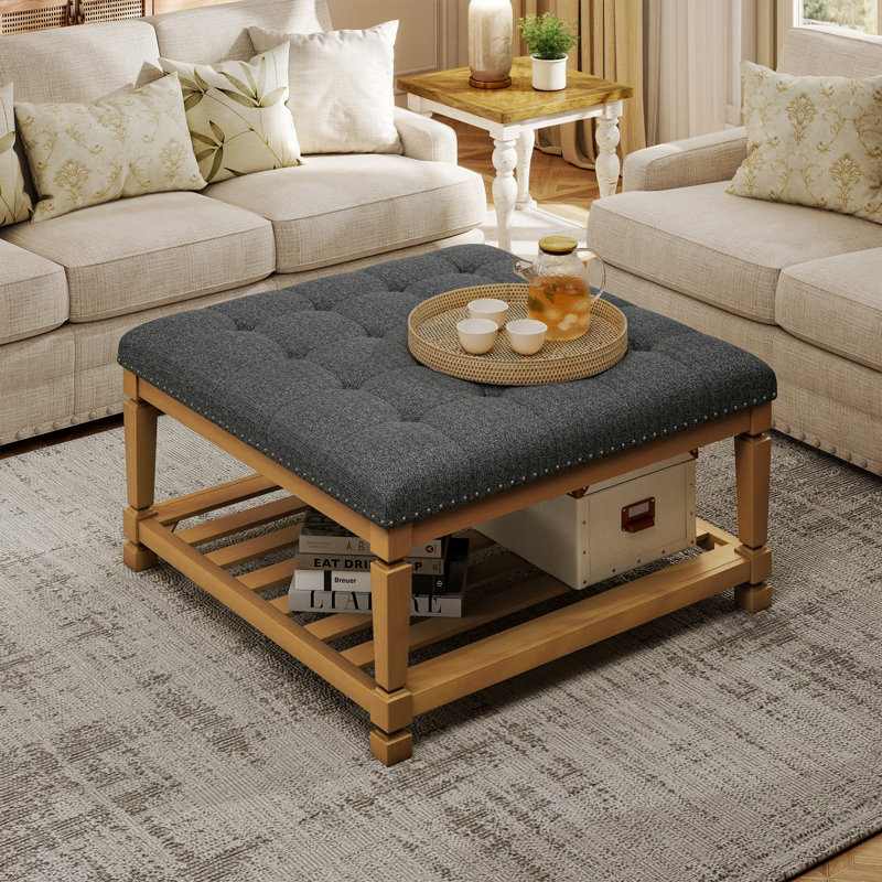 Pouf cocktail carré de 81 cm (32 po) capitonné avec garniture cloutée, cadre en bois massif et tablette de rangement ouverte