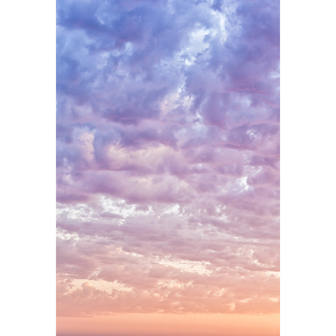 Sommerliche Wolkenlandschaft bei Sonnenuntergang von Urbanglimpses - Kunstdrucke ohne Rahmen auf Leinwand