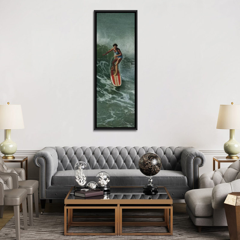 « fille surfing », impression sur toile, H 72 po x l 24 po x P 1,5 po, Cadre noir