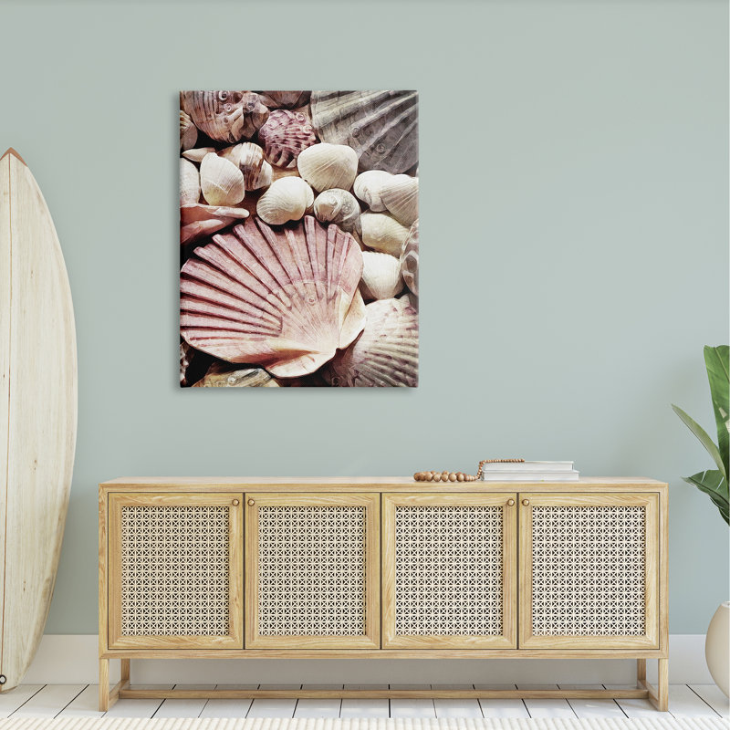 "Stacked Coastal Seashells", art mural sur toile par Ashley Aldridge, H 48 po x l 36 po x P 1,5 po, Toile tendue