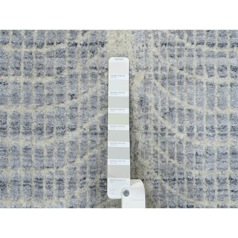Tapis de couloir oriental gris 2 pi 6 po x 8 pi effilé transitionnel ton sur ton, jacquard tissé à la main, laine et soie à base de plantes 6F0A3F9A470941358F0566501C755C4D