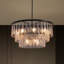 Lustre à niveaux unique à 12 lumières avec détails en cristal Shontia