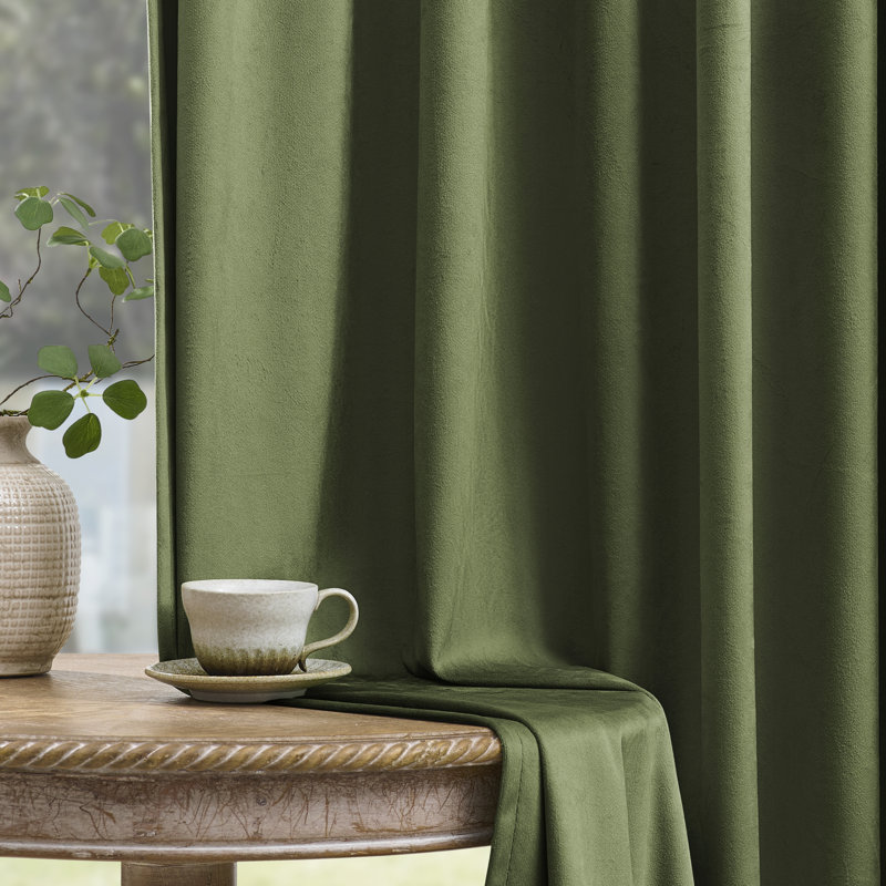 Paire de rideaux obscurcissant en velours de couleur unie Deavion, L 52 po x L 108 po, Vert olive