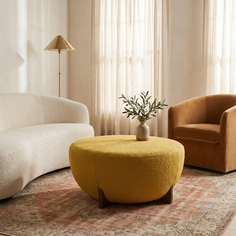 Tabouret rembourré en tissu avec pieds en bois d'hévéa et bouclé jaune moutarde