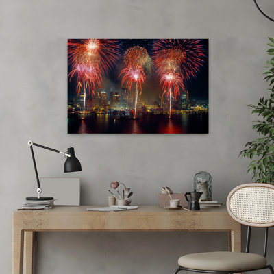 Feux d'artifice la nuit sur le Festival de la liberté à Detroit, Michigan, États-Unis, vu de Windsor, Ontario, Canada, architecture contemporaine, art urbain