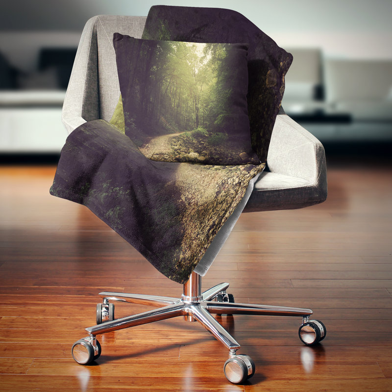 Un moyen sauvage dans le coussin de forêt foncé, 16 po x 1 po, Coussin décoratif