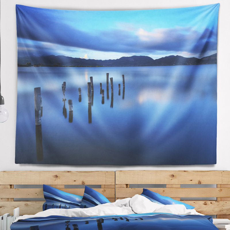 Tapisserie paysage marin bleu foncé avec jetée, H 78 po x l 92 po