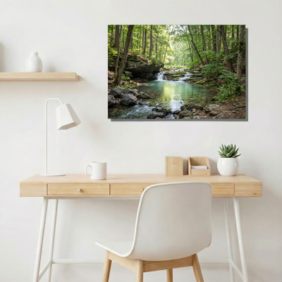 Toile verte avec ruisseau vert et cascades