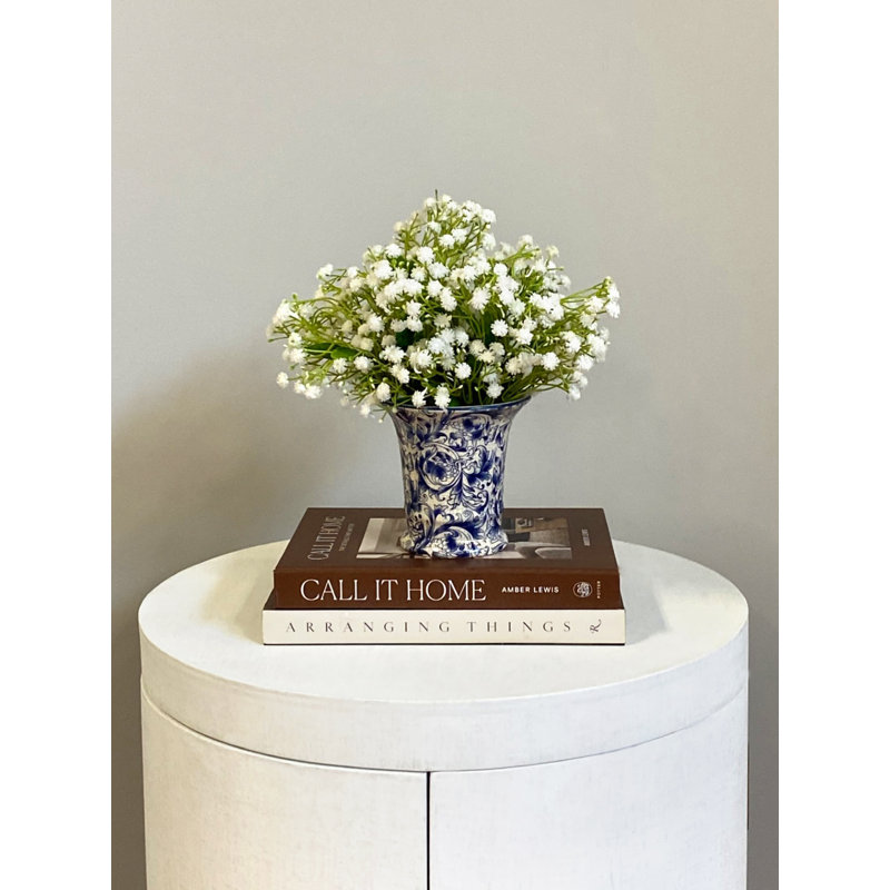 Souffle de bébé dans un vase en céramique